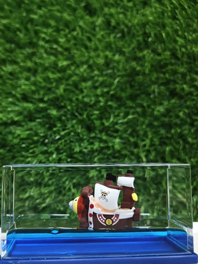 One Piece Mini Pirate Ship Water Block – 10x5cm Desk Collectible